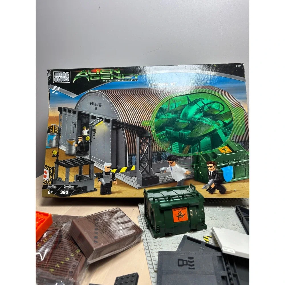 Mega Bloks Alien Agency Hangar 18 5621 & DNA Lab 5631 Mixed Lot 2002 Incomplete